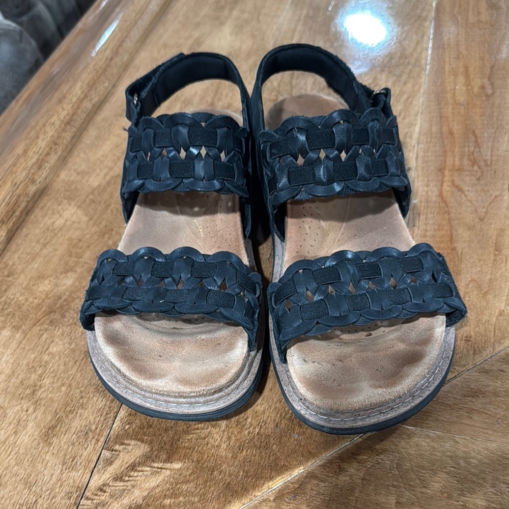 Clarks womens Black Sandals Arwell Glide 
Leather Velcro heal strap US 7, UK 4.5